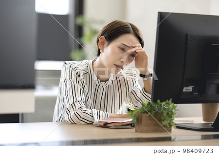 体調不良の女性 体調不良の女性 98409723