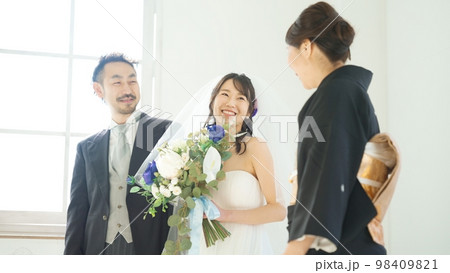 娘の結婚に嬉し泣きする親 娘の結婚に嬉し泣きする親 98409821