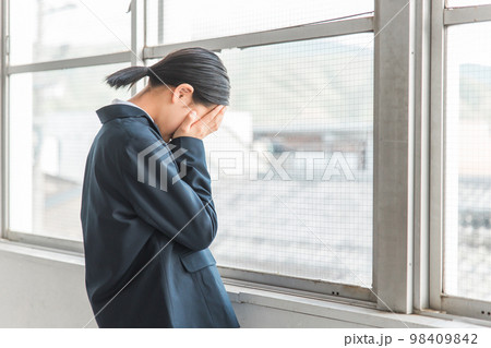 学校の教室で泣く高校生・中学生・小学生の女の子(いじめ・悩む・困る・悲しい・鬱病) 学校の教室で泣く高校生・中学生・小学生の女の子(いじめ・悩む・困る・悲しい・鬱病) 98409842