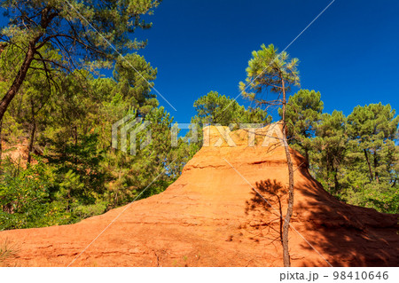 Sentier des ocres, Roussillon, Vaucluse, Provence, France 98410646