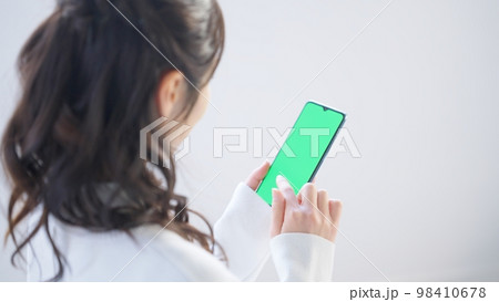 スマホを持つ女性_合成用グリーン画面 98410678