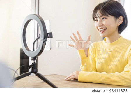 SNSライブ配信する若い女性 98411323