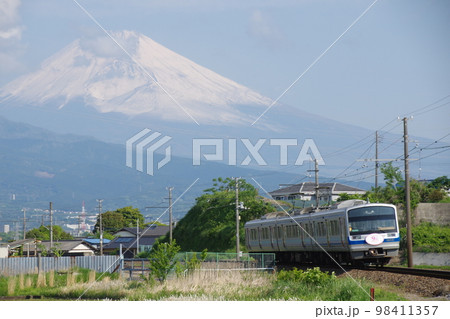 伊豆箱根鉄道駿豆線 大場付近 富士山と7000系の写真素材
