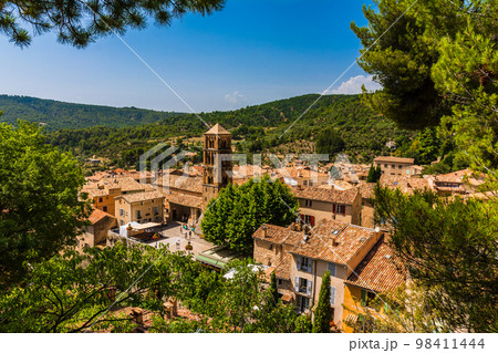 Moustiers Sainte Marie, Provence, Provence Alpes Cote d'Azur, France 98411444