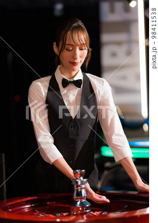 女性カジノディーラーイメージ 女性カジノディーラーイメージ 98411538
