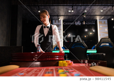女性カジノディーラーイメージ 女性カジノディーラーイメージ 98411545