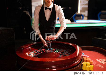 女性カジノディーラーイメージ 98411554