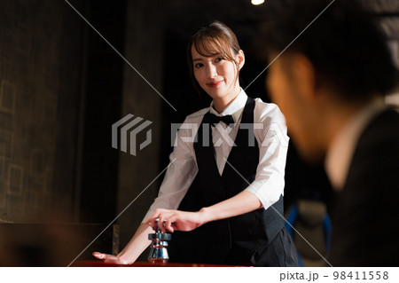 女性カジノディーラーイメージ 女性カジノディーラーイメージ 98411558