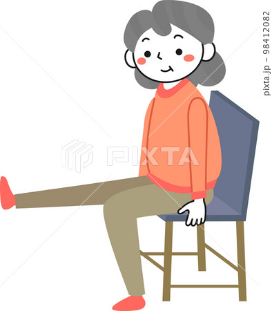 椅子に座って脚上げの運動をするシニア女性 98412082