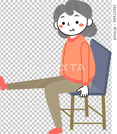 椅子に座って脚上げの運動をするシニア女性 98412082