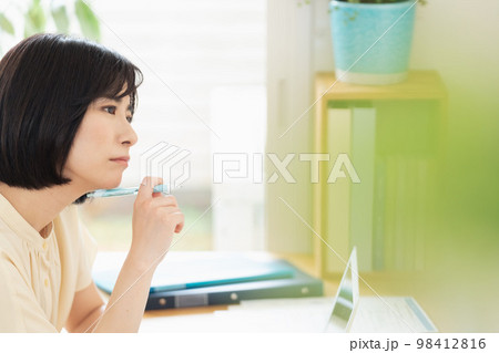 資格を取るために勉強する女性 資格を取るために勉強する女性 98412816