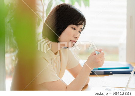 資格を取るために勉強する女性 98412833