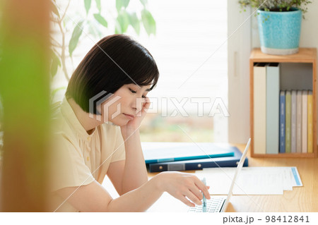 資格を取るために勉強する女性 資格を取るために勉強する女性 98412841