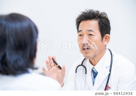 診察をするベテランの医師 98412938