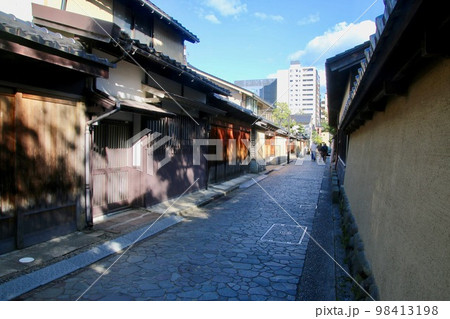 土塀と石畳・長町武家屋敷跡(石川県・金沢市) 土塀と石畳・長町武家屋敷跡(石川県・金沢市) 98413198