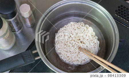 インスタント麺を作る　イメージ 98413309