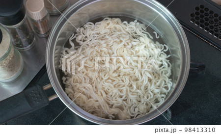 インスタント麺を作る イメージ インスタント麺を作る イメージ 98413310