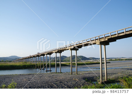 静岡 島田 蓬莱橋と青空 98413757