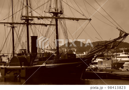 レトロでアンティークな大型帆船 98413823