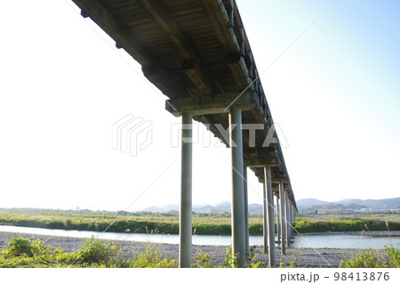 静岡 島田 蓬莱橋を河原から見上げる 静岡 島田 蓬莱橋を河原から見上げる 98413876