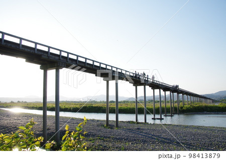 静岡 島田 蓬莱橋を河原から見上げる 98413879