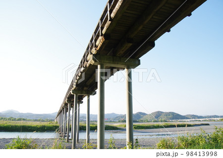静岡 島田 蓬莱橋を河原から見上げる 静岡 島田 蓬莱橋を河原から見上げる 98413998