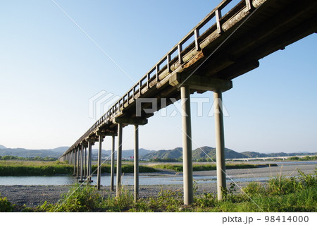静岡 島田 蓬莱橋を河原から見上げる 98414000
