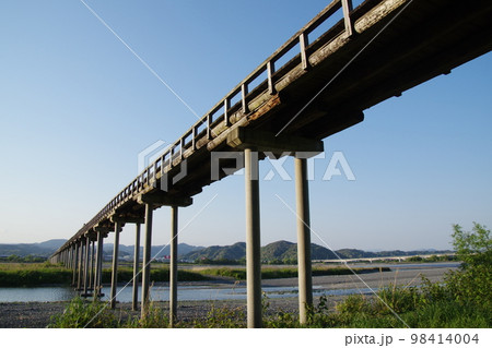 静岡 島田 蓬莱橋を河原から見上げる 静岡 島田 蓬莱橋を河原から見上げる 98414004