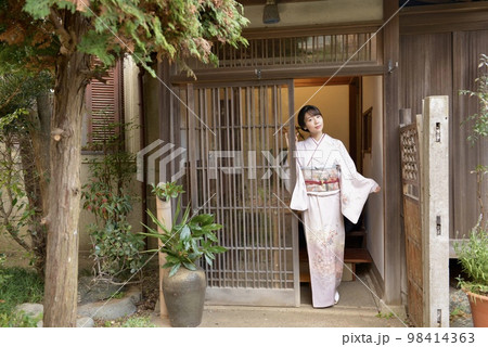 古民家の玄関先でポーズをとる若く美しい着物を着た女性 古民家の玄関先でポーズをとる若く美しい着物を着た女性 98414363