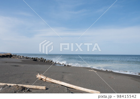 波が打ち寄せる春のオホーツク海の写真素材 [98415542] - PIXTA