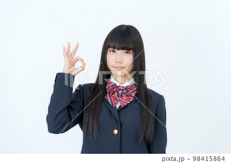 白背景の指で丸を作る制服を着た高校生の上半身 98415864