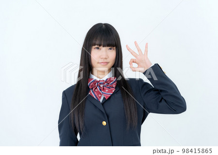 白背景の制服を着た高校生の上半身 98415865