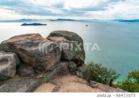 花崗岩の巨岩と備後灘　岡山県笠岡市白石島 98415873
