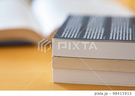 机の上に開いた英語の書籍 研究 学習 学び直しのイメージ 98415913