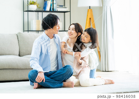 リビングでくつろぐ若い家族 リビングでくつろぐ若い家族 98416038