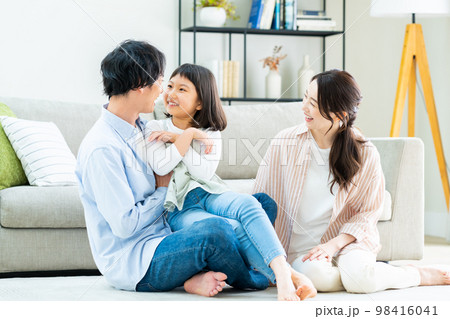 リビングでくつろぐ若い家族 リビングでくつろぐ若い家族 98416041