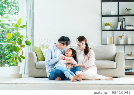 リビングでくつろぐ若い家族 リビングでくつろぐ若い家族 98416042