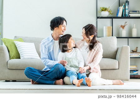 リビングでくつろぐ若い家族 リビングでくつろぐ若い家族 98416044