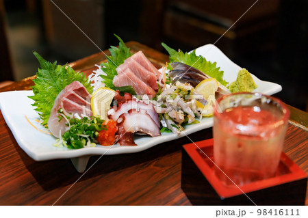 新鮮で美味しそうな刺身の盛り合わせ 98416111