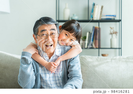 リビングで仲良しのおじいちゃんと孫 リビングで仲良しのおじいちゃんと孫 98416281
