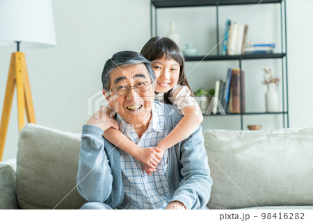 リビングで仲良しのおじいちゃんと孫 98416282