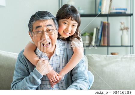 リビングで仲良しのおじいちゃんと孫 リビングで仲良しのおじいちゃんと孫 98416283