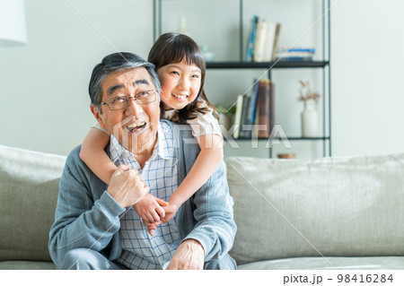 リビングで仲良しのおじいちゃんと孫 リビングで仲良しのおじいちゃんと孫 98416284