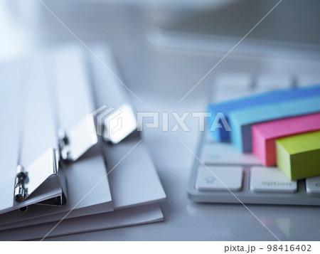 書類、パソコンのビジネスイメージ 書類、パソコンのビジネスイメージ 98416402