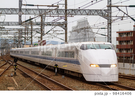 駅に進入する300系新幹線「のぞみ」 駅に進入する300系新幹線「のぞみ」 98416406
