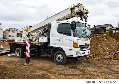 雨水浸透施設の整備工事　重機　穴堀建柱車 98416892