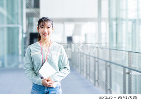 オフィスの若いエンジニアの女性 98417089