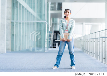 オフィスの若いエンジニアの女性 98417131