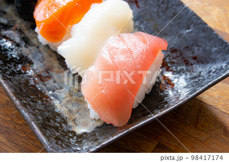【食べ物素材】お皿に盛りつけられた寿司【長野県】 98417174