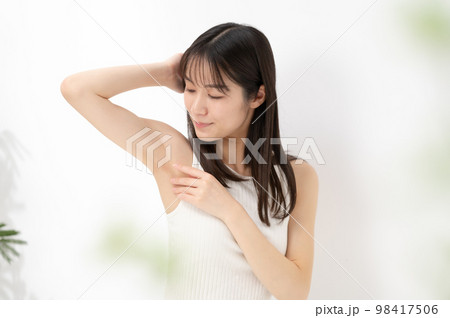 女性　ボディケア　脱毛 98417506